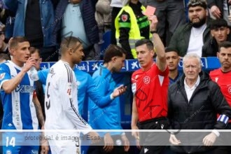 Mbappé é expulso pela primeira vez desde 2019 e pede desculpas