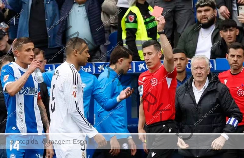 Mbappé é expulso pela primeira vez desde 2019 e pede desculpas
