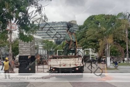 Estátua de Arariboia no Centro de Niterói é reposicionada