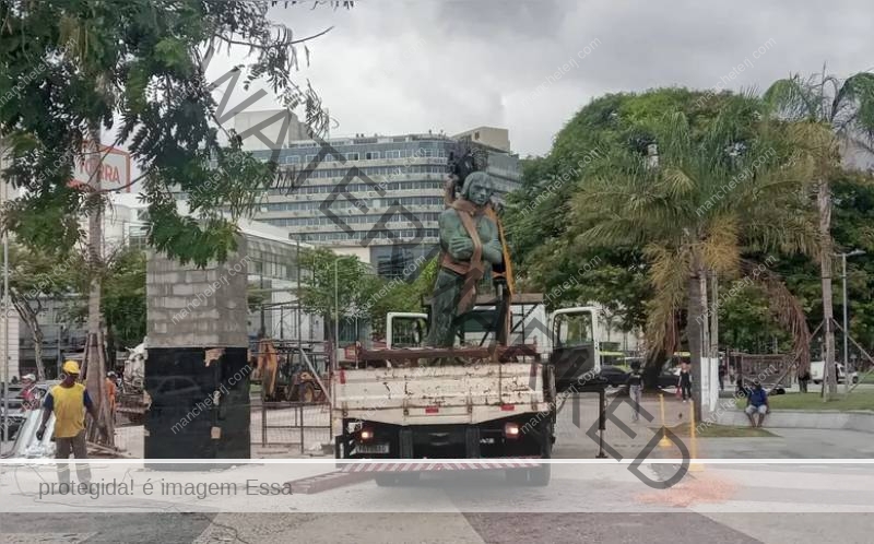 Estátua de Arariboia no Centro de Niterói é reposicionada