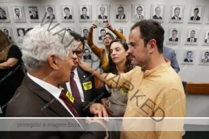 Greve de fome: Glauber acampa na Câmara após votação no Conselho