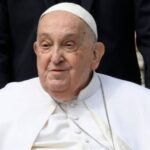 Papa Francisco aparece de surpresa na missa do Domingo de Ramos