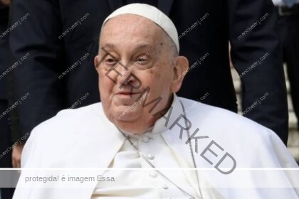Papa Francisco aparece de surpresa na missa do Domingo de Ramos
