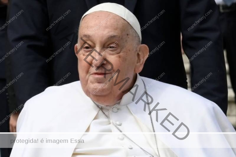 Papa Francisco aparece de surpresa na missa do Domingo de Ramos