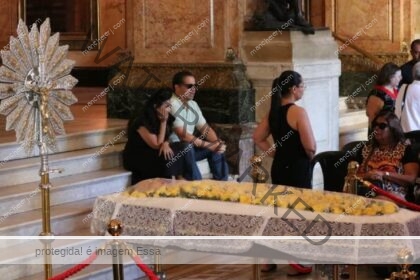 Velório reúne amigos e familiares de Nana Caymmi no Theatro Municipal do Rio