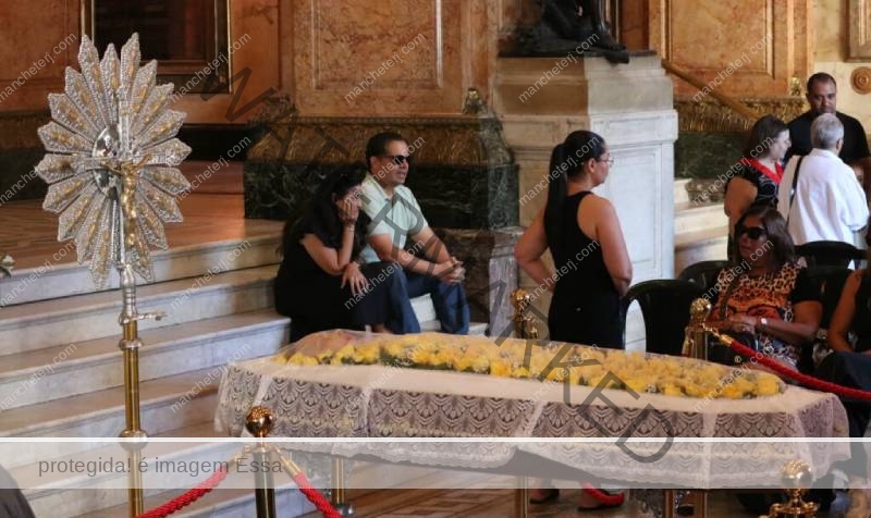 Velório reúne amigos e familiares de Nana Caymmi no Theatro Municipal do Rio