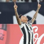 Botafogo vence com um a menos e avança às oitavas da Libertadores