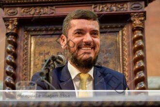 Castro oficializa licença e Bacellar volta ao comando do estado