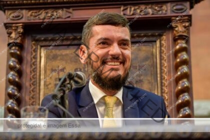Castro oficializa licença e Bacellar volta ao comando do estado