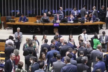 Projeto que isenta de IR quem ganha até R$ 5 mil ao mês avança na Câmara