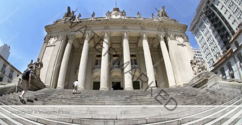 Alerj aprova dispensa de terno e gravata no verão em audiência pública