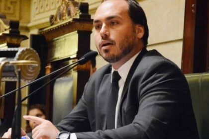 Carlos Bolsonaro confirma pré-candidatura ao Senado por Santa Catarina