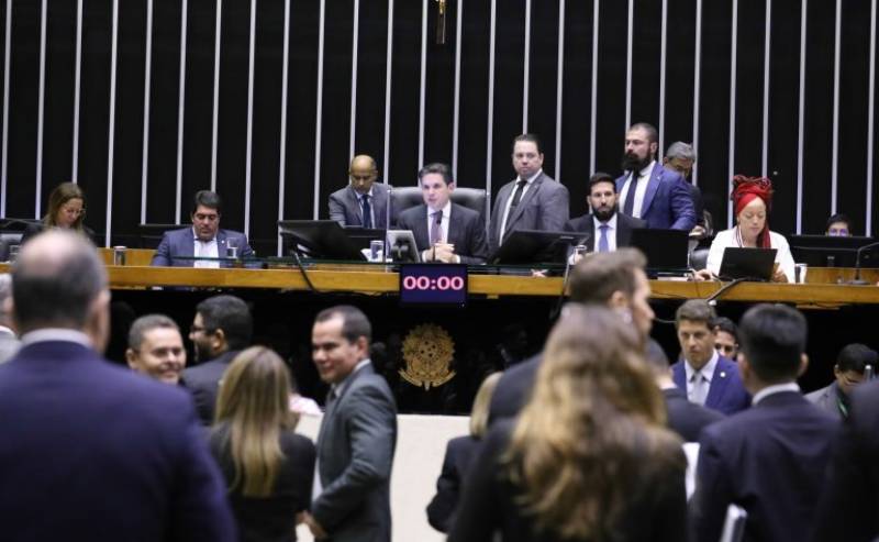 Câmara aprova PEC regulamentação aposentadoria de agentes de saúde e combate a endemias