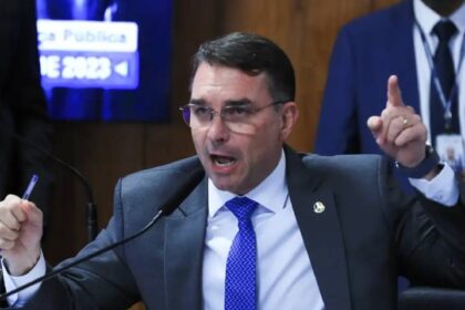 Flávio Bolsonaro sugere que EUA bombardeiem a Baía de Guanabara