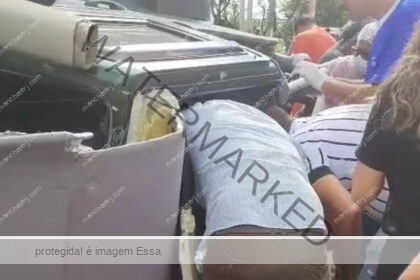 Carro capota após colidir com táxi no Centro de Campos