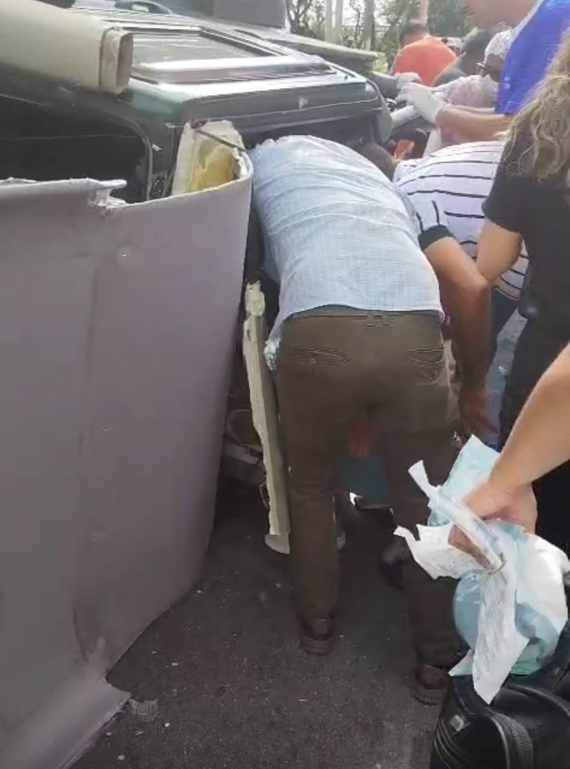 Carro capota após colidir com táxi no Centro de Campos