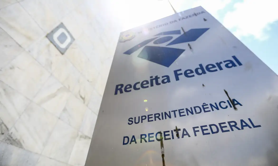 Receita paga lote residual de restituição do IRPF de dezembro de 2025