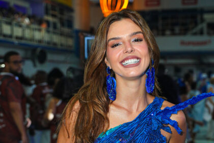 Giovanna Lancellotti se destaca em ensaio da Beija-Flor na orla de Copacabana