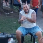 Comerciante chama atenção ao imitar cantor Bruno durante Festa de Santo Amaro, em Campos