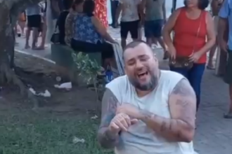 Comerciante chama atenção ao imitar cantor Bruno durante Festa de Santo Amaro, em Campos