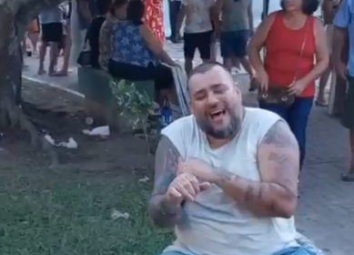 Comerciante chama atenção ao imitar cantor Bruno durante Festa de Santo Amaro, em Campos