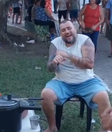 Comerciante chama atenção ao imitar cantor Bruno durante Festa de Santo Amaro, em Campos