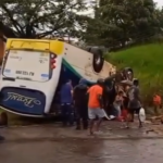 Ônibus da empresa Brasil capota, em Itaperuna-RJ, e deixa 25 feridos na manhã desta terça-feira