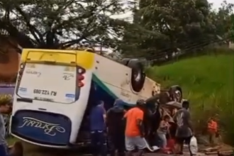 Ônibus da empresa Brasil capota, em Itaperuna-RJ, e deixa 25 feridos na manhã desta terça-feira