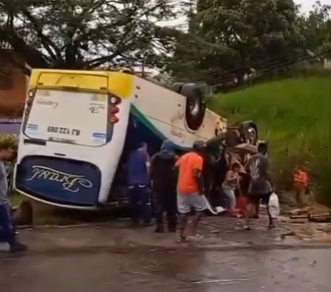 Ônibus da empresa Brasil capota, em Itaperuna-RJ, e deixa 25 feridos na manhã desta terça-feira