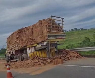 Acidente envolvendo cinco veículos na BR-101 deixa dois feridos