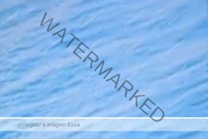 Helicóptero com oito tripulantes faz pouso de emergência no mar próximo a Cabo Frio