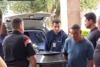 Corpo do ex-prefeito Arnaldo Vianna chega ao Teatro Trianon para velório