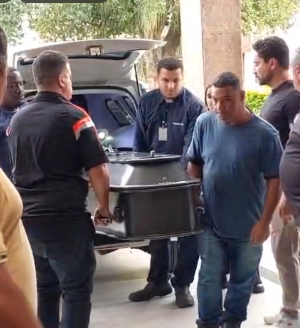 Corpo do ex-prefeito Arnaldo Vianna chega ao Teatro Trianon para velório