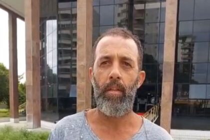 Pintor se despede do ex-prefeito Arnaldo Vianna antes do trabalho