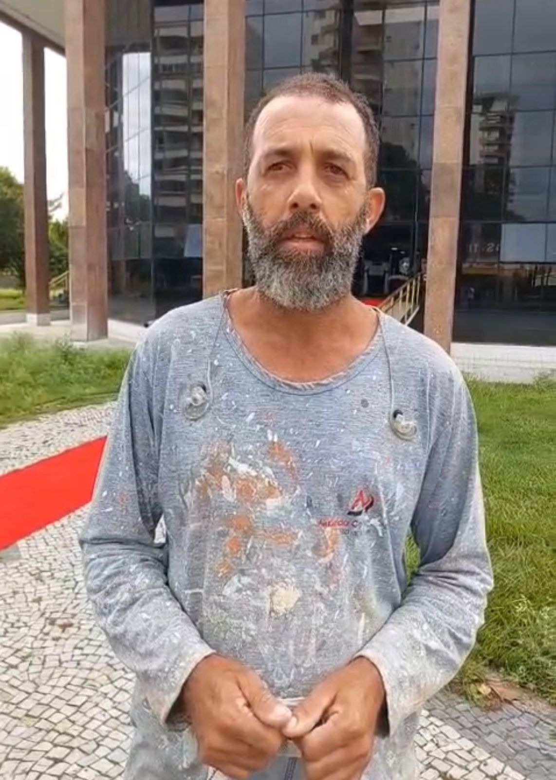 Pintor se despede do ex-prefeito Arnaldo Vianna antes do trabalho