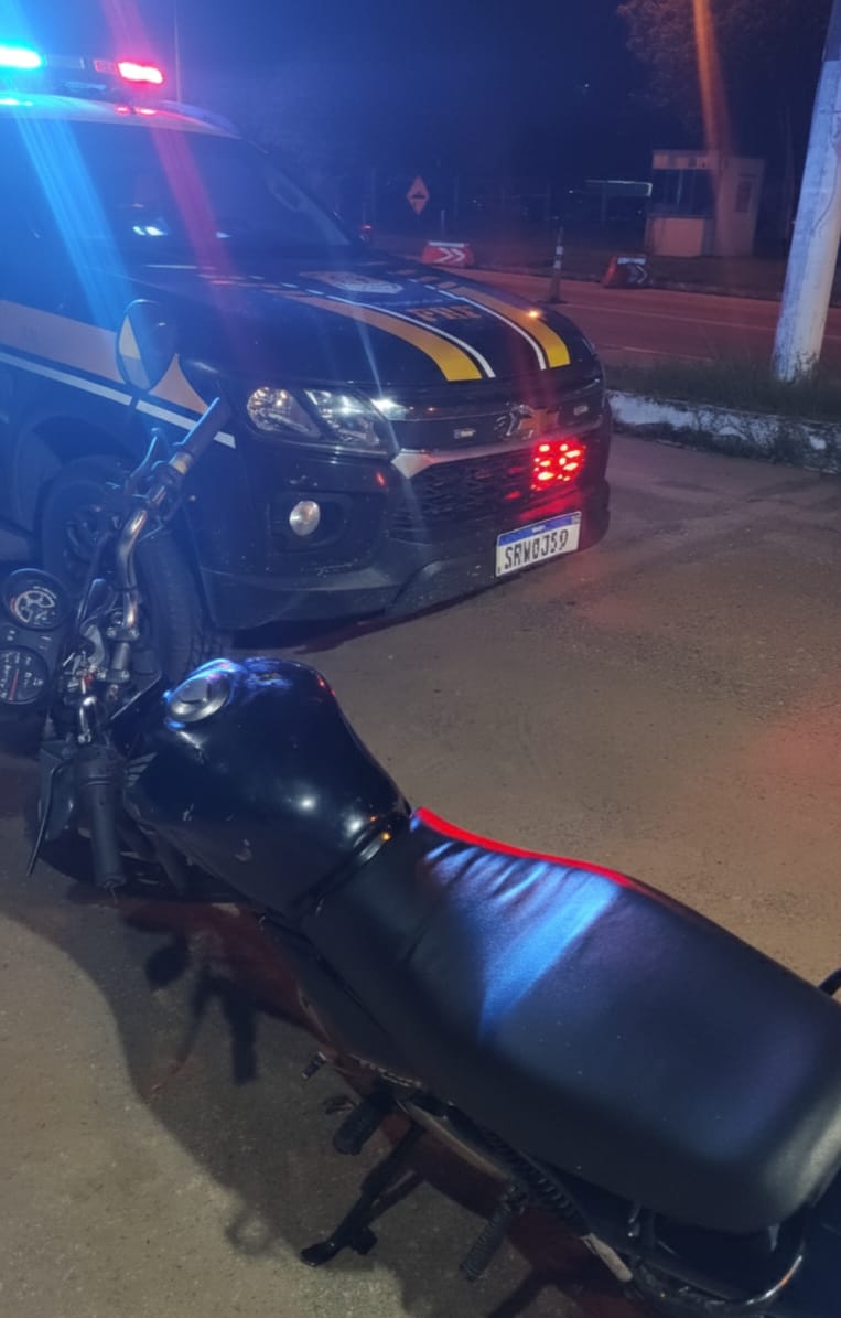 PRF recupera motocicleta furtada após perseguição na BR-101 em Campos