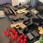 Policiais cumprem mandados de busca e apreensão de armas, em Campos