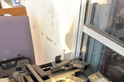 Policiais cumprem mandados de busca e apreensão de armas, em Campos