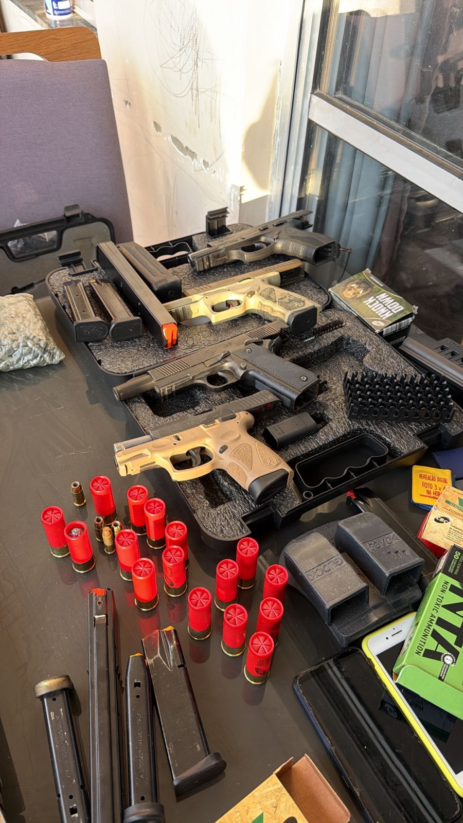 Policiais cumprem mandados de busca e apreensão de armas, em Campos