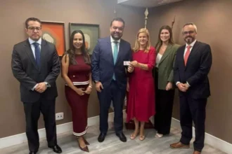 Cláudio Castro pega de volta a sua carteira da OAB e está apto a advogar