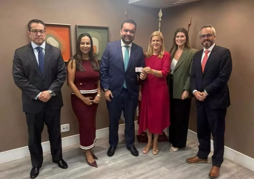 Cláudio Castro pega de volta a sua carteira da OAB e está apto a advogar