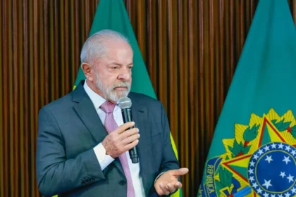 Lula elogia estudantes do Ceará e brincadeira gera polêmica: “Não é só cabeça grande”