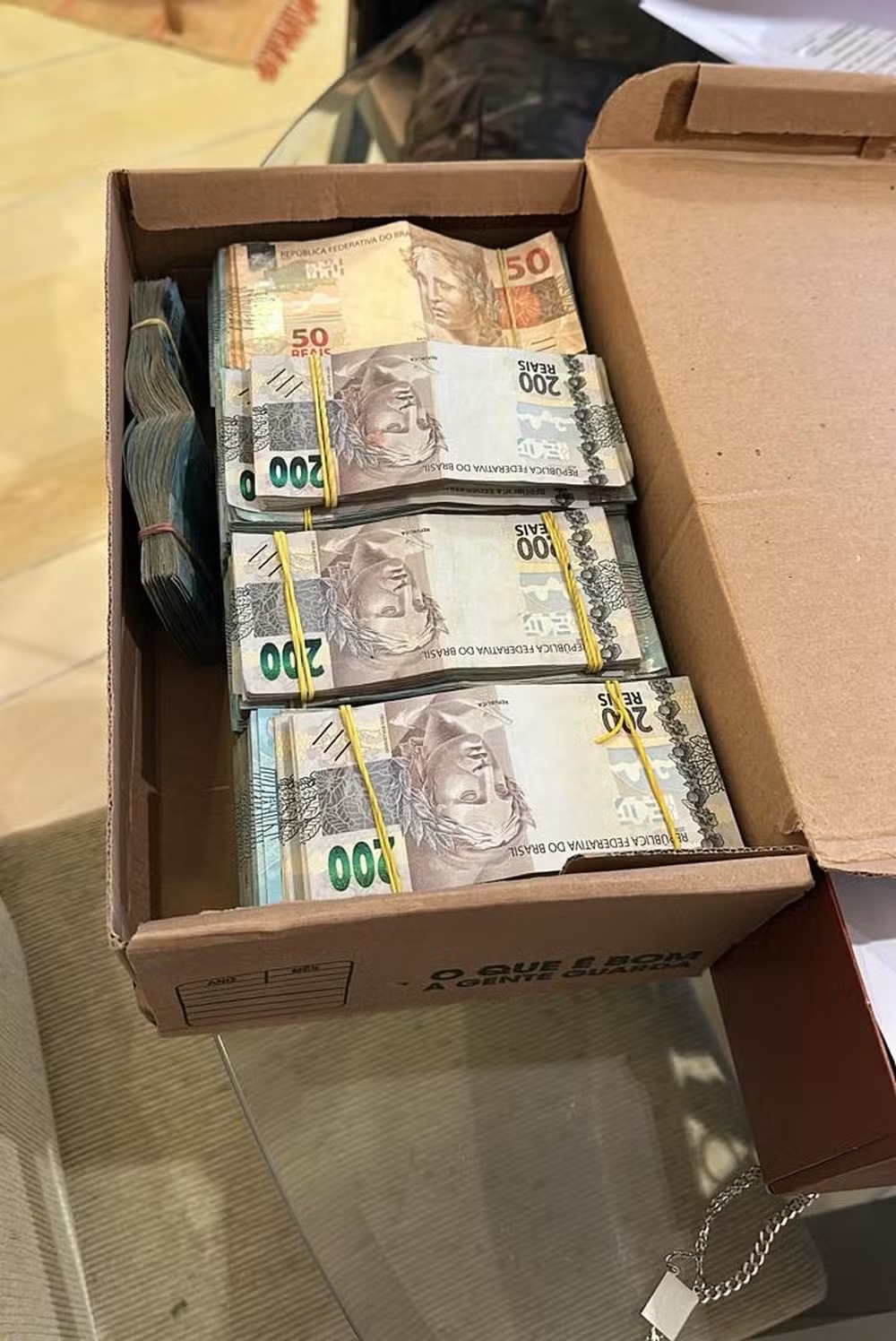 Operação que teve Cláudio Castro como alvo apreende R$ 500 mil em espécie na casa de policial