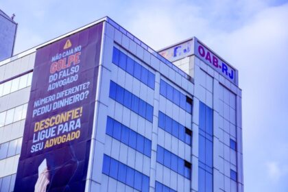 Com outdoor de 15 metros, OAB-RJ reforça campanha contra o golpe do falso advogado