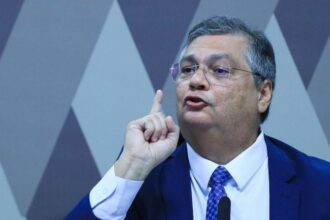 Flávio Dino devolve processo ao STF e julgamento sobre eleição para governador do Rio deve ser retomado em agosto