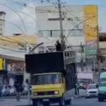 Pastor percorre ruas do Centro de Campos em trio elétrico com mensagens religiosas e apocalípticas