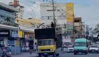 Pastor percorre ruas do Centro de Campos em trio elétrico com mensagens religiosas e apocalípticas