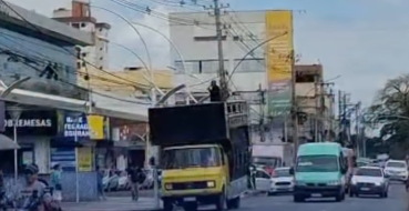 Pastor percorre ruas do Centro de Campos em trio elétrico com mensagens religiosas e apocalípticas