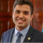 Autor da lei que proibiu celulares nas escolas do Brasil, o pré candidato à Deputado Federal, Renan Ferrerinha, tem projeto para proibir redes sociais para menores de 16 anos