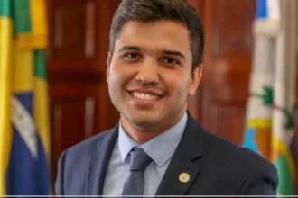 Autor da lei que proibiu celulares nas escolas do Brasil, o pré candidato à Deputado Federal, Renan Ferrerinha, tem projeto para proibir redes sociais para menores de 16 anos